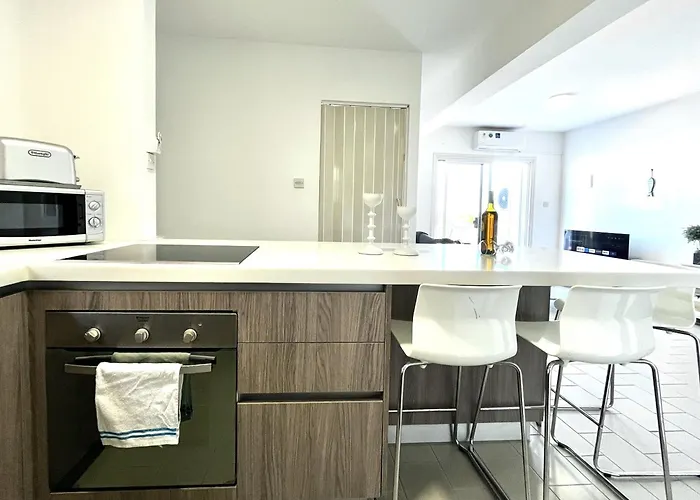 Almyra House 펜션 *